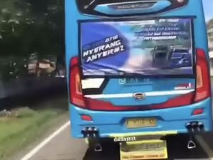 Viral Bus Ugal-ugalan Serempet Motor di Anyer, Sopir Diamankan