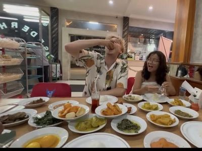 Cinta Kuya Makan Sushi hingga Nasi Padang Bareng Pacar Bule