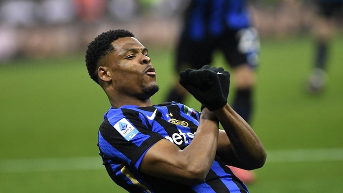 Denzel Dumfries Soccer Football - Serie A - Inter Milan v Empoli - San Siro, Milan, Italy - January 19, 2025 Inter Milans Denzel Dumfries celebrates scoring their second goal REUTERS/Massimo Pinca