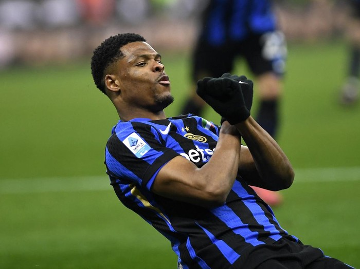 Soccer Football - Serie A - Inter Milan v Empoli - San Siro, Milan, Italy - January 19, 2025 Inter Milan's Denzel Dumfries celebrates scoring their second goal REUTERS/Massimo Pinca