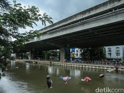Video Heboh Penemuan Mayat Wanita Mengambang di Dekat Exit Tol Kalimalang