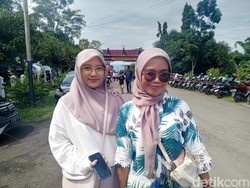 Antusias Dela & Erlina Menanti Prabowo di Waduk Jatigede