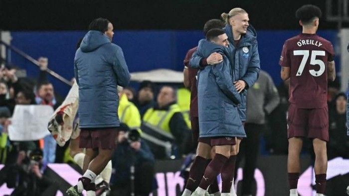 Manchester Citys Norwegian striker #09 Erling Haaland and Manchester Citys English midfielder #47 Phil Foden celebrate as the scoreboard displays the final 0-6 scoreline after the English Premier League football match between Ipswich Town and Manchester City at Portman Road in Ipswich, eastern England on January 19, 2025. (Photo by Ben STANSALL / AFP) / RESTRICTED TO EDITORIAL USE. No use with unauthorized audio, video, data, fixture lists, club/league logos or live services. Online in-match use limited to 120 images. An additional 40 images may be used in extra time. No video emulation. Social media in-match use limited to 120 images. An additional 40 images may be used in extra time. No use in betting publications, games or single club/league/player publications. /