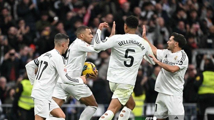 Real Madrids French forward #09 Kylian Mbappe celebrates with teammates after scoring from the penalty spot during Spanish league football match between Real Madrid CF and UD Las Palmas at the Santiago Bernabeu stadium in Madrid on January 19, 2025. (Photo by JAVIER SORIANO / AFP)