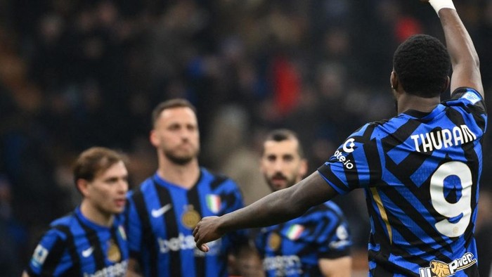 Inter Milans French forward #09 Marcus Thuram (R) celebrates scoring his teams third goal during the Italian Serie A football match between Inter Milan and Empoli at the San Siro Stadium in Milan on January 19, 2025. (Photo by Alberto PIZZOLI / AFP)
