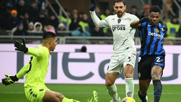 Empolis Italian defender #03 Giuseppe Pezzella (C) fights for the ball with Inter Milans Dutch defender #02 Denzel Dumfries (R) during the Italian Serie A football match between Inter Milan and Empoli at the San Siro Stadium in Milan on January 19, 2025. (Photo by Alberto PIZZOLI / AFP)