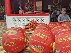 Kesibukan Mas Duren Beri Sentuhan Akhir di Kelenteng Hok Tek Jelang Imlek