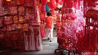 Potret Glodok Berubah Jadi Merah Emas Jelang Imlek