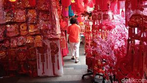 Potret Glodok Berubah Jadi Merah Emas Jelang Imlek