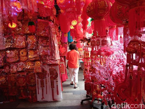 Potret Glodok Berubah Jadi Merah Emas Jelang Imlek