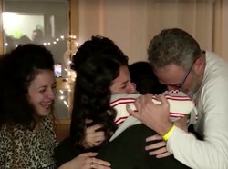 Video: Haru Bahagia 3 Sandera Israel Bertemu dengan Keluarganya