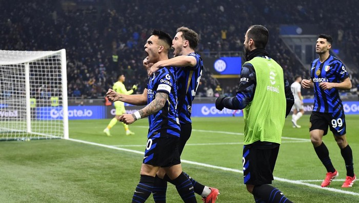 Soccer Football - Serie A - Inter Milan v Empoli - San Siro, Milan, Italy - January 19, 2025 Inter Milans Lautaro Martinez celebrates scoring their first goal with teammates REUTERS/Massimo Pinca