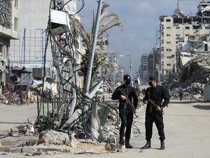 Polisi Hamas Dikerahkan di Jalan-jalan Kota Gaza Polisi Hamas Dikerahkan di Jalan-jalan Kota Gaza
