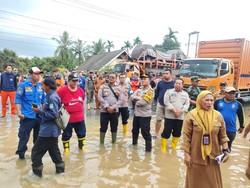 Banjir Setinggi 1 Meter, Jalan Lintas Jambi-Pekanbaru Macet Total 15 KM