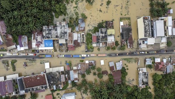 Jalan Lintas Sumatera Lumpuh Akibat Banjir di Jambi