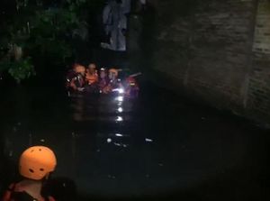 Jukir di Makassar Tewas Terseret Arus Selokan Usai Payungi Pemobil Saat Hujan Jukir di Makassar Tewas Terseret Arus Selokan Usai Payungi Pemobil Saat Hujan