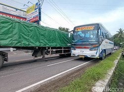 Penampakan Truk Trailer Mogok 3 Hari di Jalan Wates Bikin Pemotor Tewas