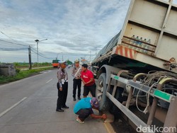 Truk Trailer Muat Semen Nangkring di Median Jalan Lamongan-Babat