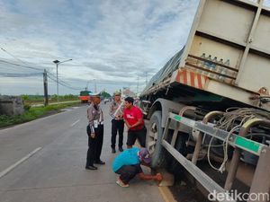 Truk Trailer Muat Semen Nangkring di Median Jalan Lamongan-Babat Truk Trailer Muat Semen Nangkring di Median Jalan Lamongan-Babat