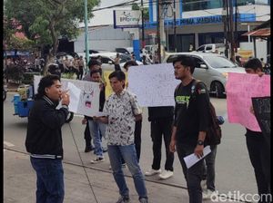 Mahasiswa Jambi Gelar Aksi Minta Kasus SPJ Fiktif Eks Waka DPRD Diproses!