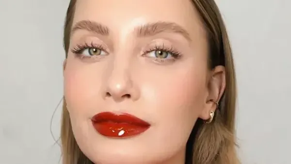 Foto: Padu padan Riasan dengan Lipstik Merah, Cocok untuk Makeup Imlek 2025