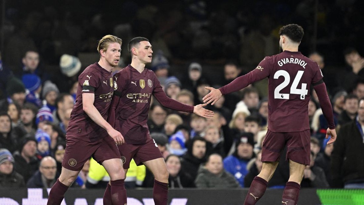 Kevin De Bruyne tak punya waktu pikirkan Liverpool di puncak Liga Inggris (REUTERS/TONY O BRIEN)