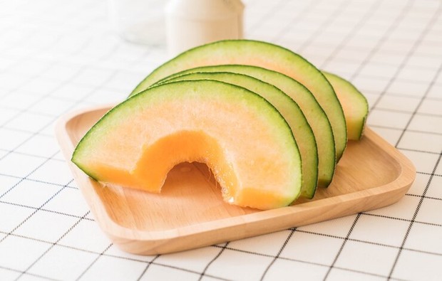 Melon/Foto: freepik.com/topntp26 Melon disajikan saat perayaan Imlek