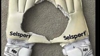 Ledekan buat kiper MU Andre Onana: sarung tangannya bolong ya? susah sekali tangkap bola! Foto: dok. Internet/X (Twitter)