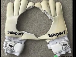 Ledekan buat kiper MU Andre Onana: sarung tangannya bolong ya? susah sekali tangkap bola! Foto: dok. Internet/X (Twitter)