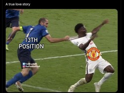 Meme posisi 13 yang tidak rela ditinggalkan MU begitu saja. Foto: dok. Internet/X (Twitter)