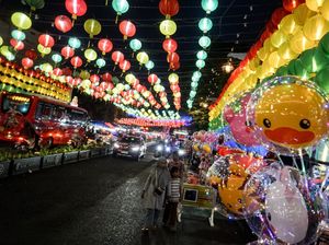 Meriah Dekorasi Lampion Imlek di Solo