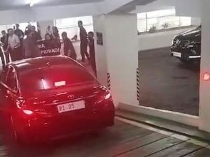 ASN Kemdiktiksaintek Kompak Teriak Turun Saat Mobil RI 25 Melintas ASN Kemdiktiksaintek Kompak Teriak Turun Saat Mobil RI 25 Melintas