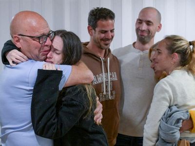 Momen Haru 3 Sandera Israel Bertemu dengan Keluarganya