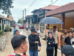 Amsakar-Claudia Bantu Warga Terdampak Longsor di Batam