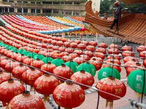 Pemasangan 5.000 Lampion Sambut Imlek di Deli Serdang