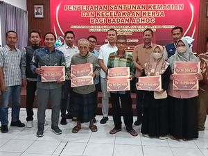 KPU Lamongan Beri Santunan Kematian-Kecelakaan Petugas Badan Ad Hoc KPU Lamongan Beri Santunan Kematian-Kecelakaan Petugas Badan Ad Hoc