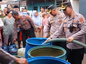 Polisi Salurkan 7 Ton Air Bersih ke Warga Terdampak Banjir di Bandar Lampung Polisi Salurkan 7 Ton Air Bersih ke Warga Terdampak Banjir di Bandar Lampung