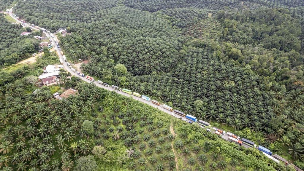 Potret Macet Panjang di Jalan Lintas Sumatera, Sampai 35 Kilometer Potret Macet Panjang di Jalan Lintas Sumatera, Sampai 35 Kilometer