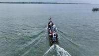 Potret Siswa SD Arungi Laut untuk Menimba Ilmu
