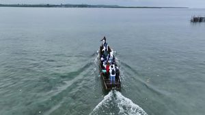 Potret Siswa SD Arungi Laut untuk Menimba Ilmu