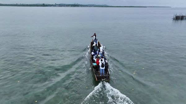 Potret Siswa SD Arungi Laut untuk Menimba Ilmu