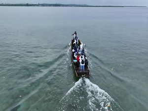 Potret Siswa SD Arungi Laut untuk Menimba Ilmu