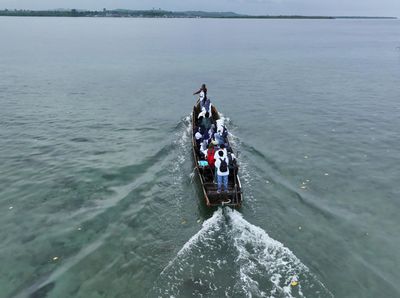 Potret Siswa SD Arungi Laut untuk Menimba Ilmu