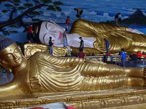 Prosesi Pencucian Patung Buddha Tidur di Vihara Bogor Jelang Imlek Prosesi Pencucian Patung Buddha Tidur di Vihara Bogor Jelang Imlek
