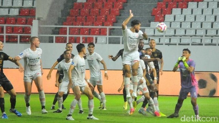 Laga antara PSIS melawan Persis di Stadion Jatidiri Semarang, Senin (20/1/2025).