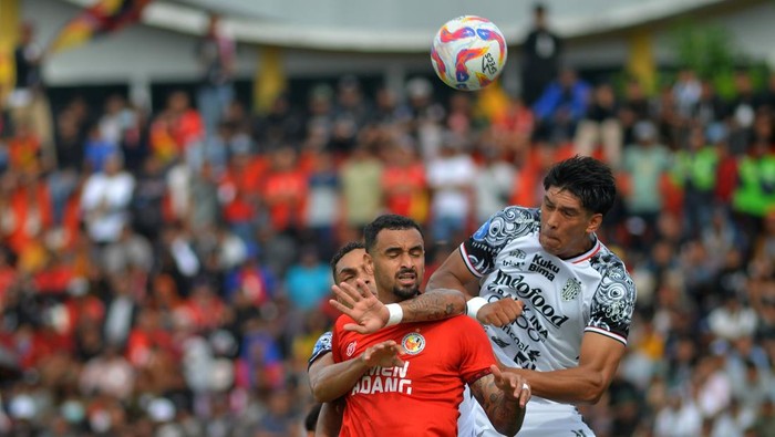 Semen Padang FC vs Bali United pada pertandingan putaran kedua BRI Liga 1 di Stadion H Agus Salim Padang, Sumatera Barat, Senin (20/1/2025).