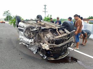 Sopir Ngantuk, Sigra Tabrak Guardrail Lalu Terbalik dan Ringsek di Tol Jombang Sopir Ngantuk, Sigra Tabrak Guardrail Lalu Terbalik dan Ringsek di Tol Jombang