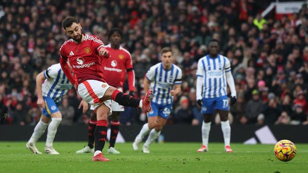 SOCCER-ENGLAND-MUN-BHA/REPORT Soccer Football - Premier League - Manchester United v Brighton & Hove Albion - Old Trafford, Manchester, Britain - January 19, 2025 Manchester United's Bruno Fernandes scores their first goal from the penalty spot Action Images via Reuters/Lee Smith EDITORIAL USE ONLY.