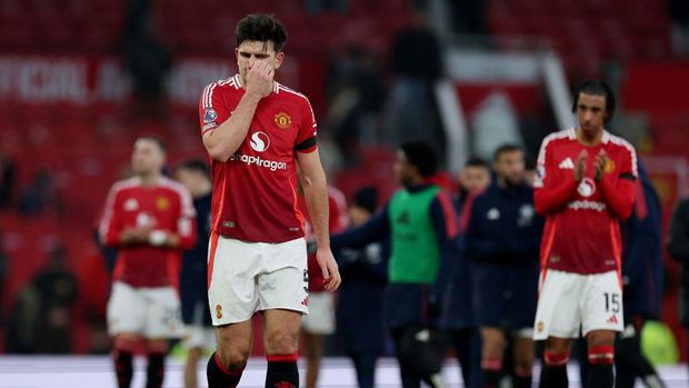 Soccer Football - Premier League - Manchester United v Brighton & Hove Albion - Old Trafford, Manchester, Britain - January 19, 2025 Manchester United's Harry Maguire looks dejected aft nan lucifer REUTERS/Phil Noble EDITORIAL USE ONLY.