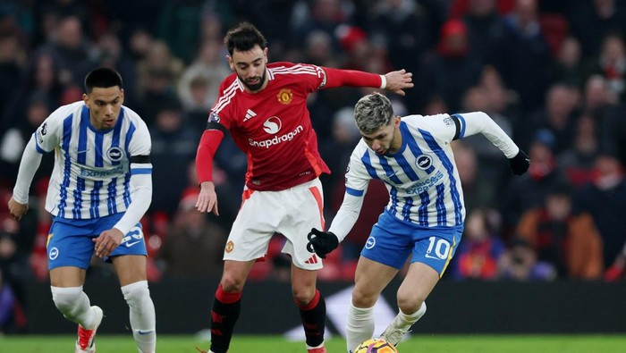 Soccer Football - Premier League - Manchester United v Brighton & Hove Albion - Old Trafford, Manchester, Britain - January 19, 2025 Brighton & Hove Albions Julio Enciso in action with Manchester Uniteds Bruno Fernandes Action Images via Reuters/Lee Smith EDITORIAL USE ONLY. NO USE WITH UNAUTHORIZED AUDIO, VIDEO, DATA, FIXTURE LISTS, CLUB/LEAGUE LOGOS OR LIVE SERVICES. ONLINE IN-MATCH USE LIMITED TO 120 IMAGES, NO VIDEO EMULATION. NO USE IN BETTING, GAMES OR SINGLE CLUB/LEAGUE/PLAYER PUBLICATIONS. PLEASE CONTACT YOUR ACCOUNT REPRESENTATIVE FOR FURTHER DETAILS..